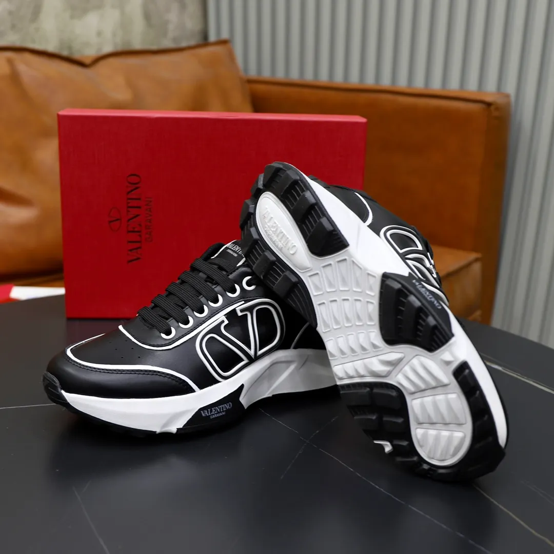 Ex-factory price: 460💰VALENTINO/Valentino 2025s men's latest low-top thick-soled sports shoes are shipped. Made with heavy industry, men's fine casual sports shoes, versatile style. Original leather, rubber lines embellished with geometric segmentation uppers, hand-sewn, novel and fashionable, rubber soles with rivet details on the front and back, VALENTINO GARAVANI LOGO printed on the side, and Valentino Garavani decorative inlay on the tongue. Logo, comfortable, breathable and durable on the feet! Comes with full original packaging! Code number: 38-39-40-41-42-43-44 (45 can be customized)